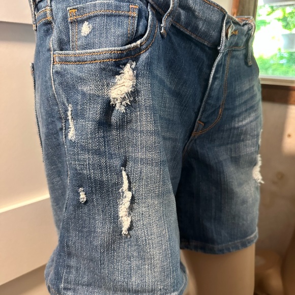 Old Navy Distressed Boyfriend Denim Shorts | Size 4 | Trendy and Comfortable - Picture 2 of 8